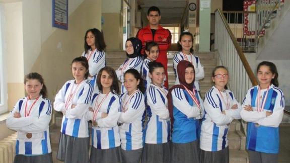 Lütfiye Dr. Kenan Yılmaz Ortaokulu Futbol Takımı Türkiye Kız Yıldızlar Futbol Şampiyonasına Katılmaya Hak Kazanmıştır.